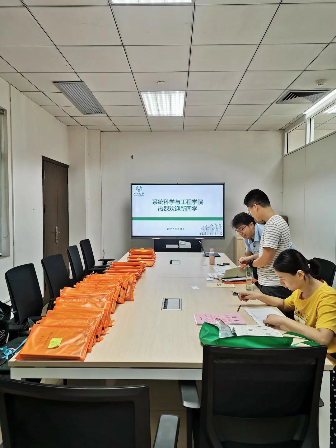 yl9193永利集团老师们为新生报到做准备
