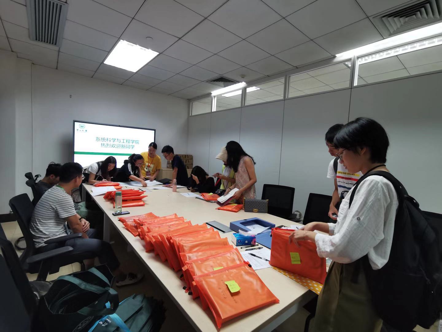 yl9193永利集团老师指导员工完成新生报到手续